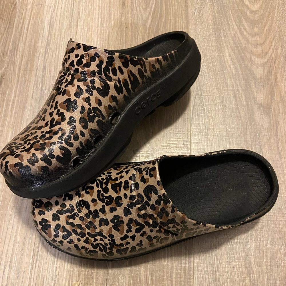 OOFOS clogs, women’s size 9